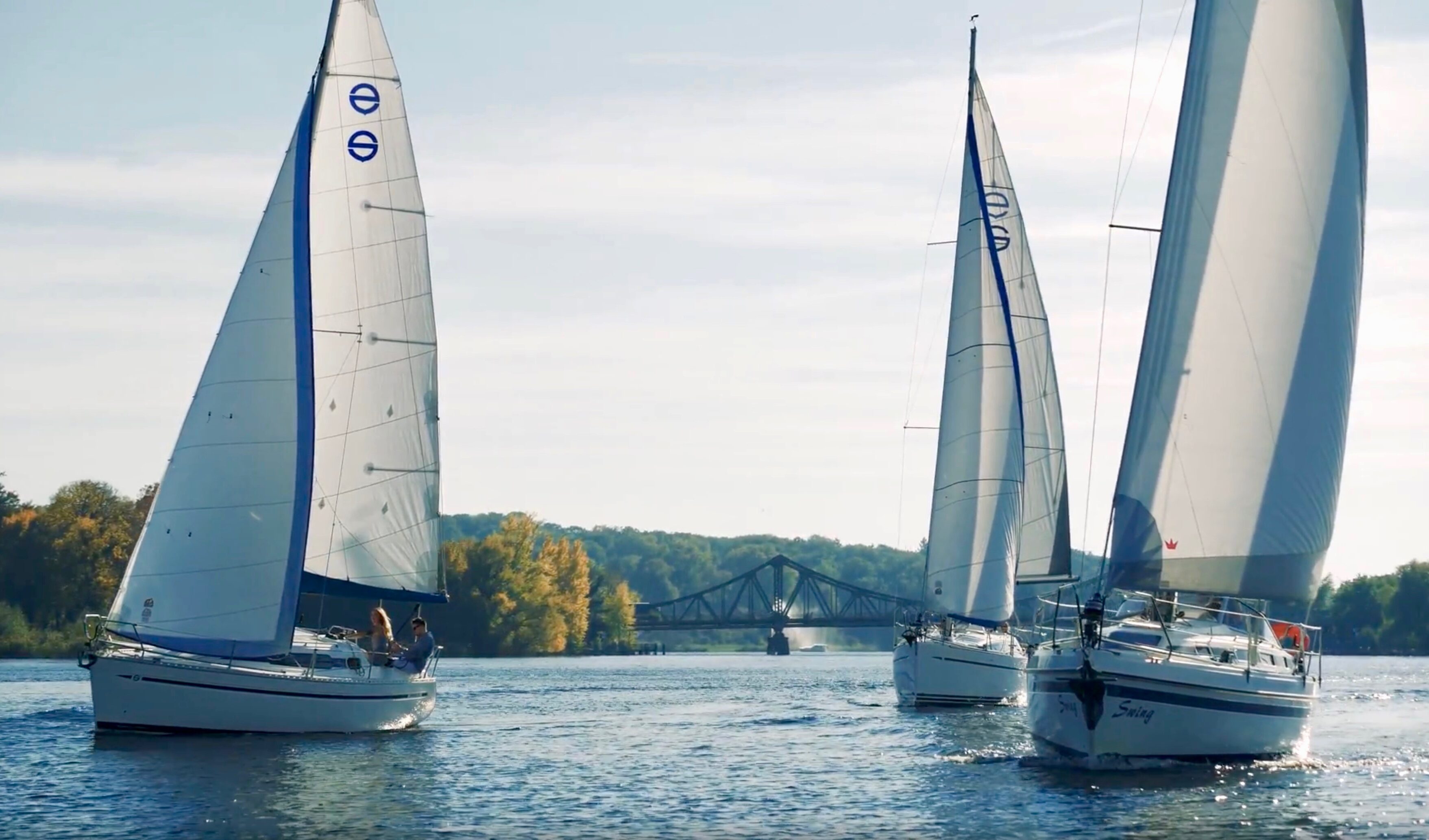 Segeln vor der Glienicker Brücke Segeln in Berlin